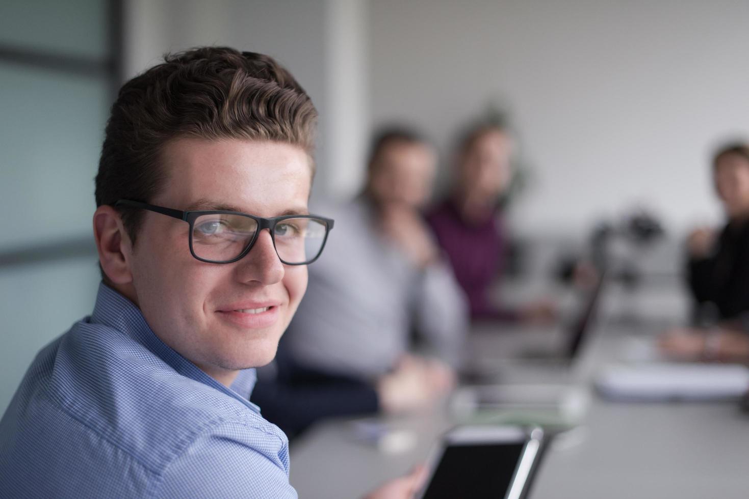 zakenman gebruik makend van tablet in modern kantoor foto