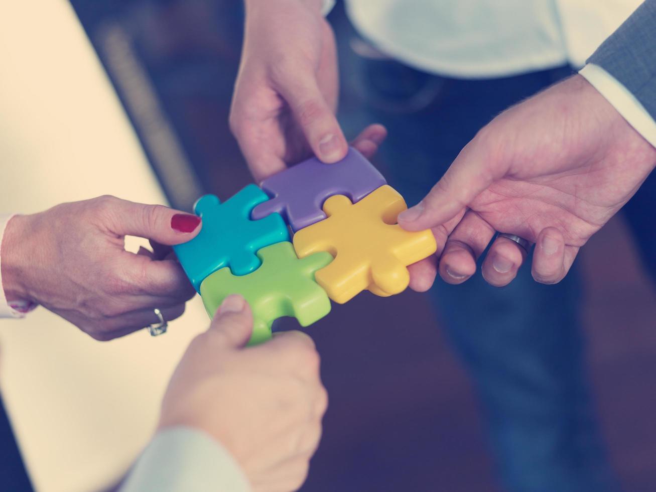 bedrijf mensen groep in elkaar zetten decoupeerzaag puzzel foto