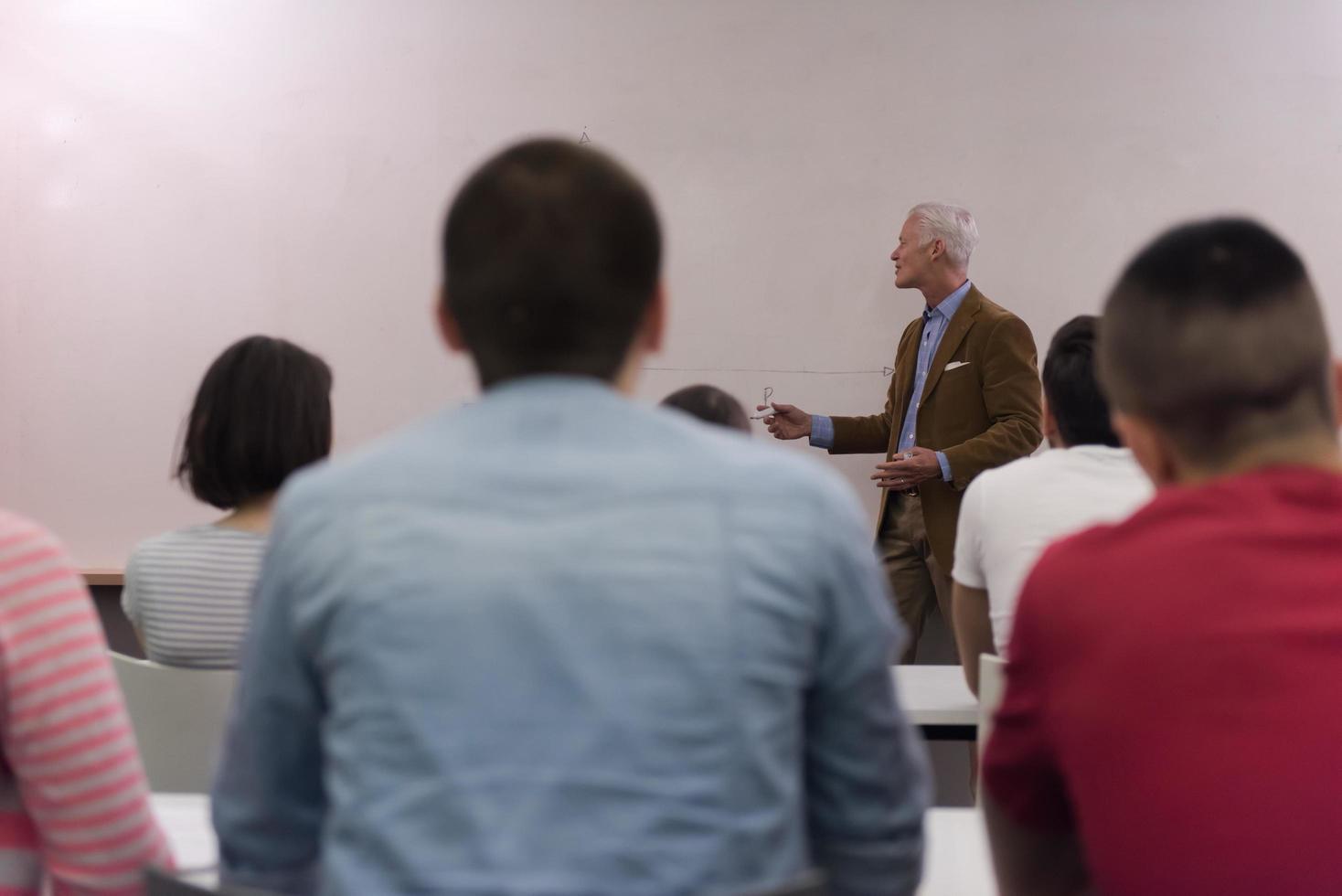 leraar met een groep van Hoi school- studenten in klas foto