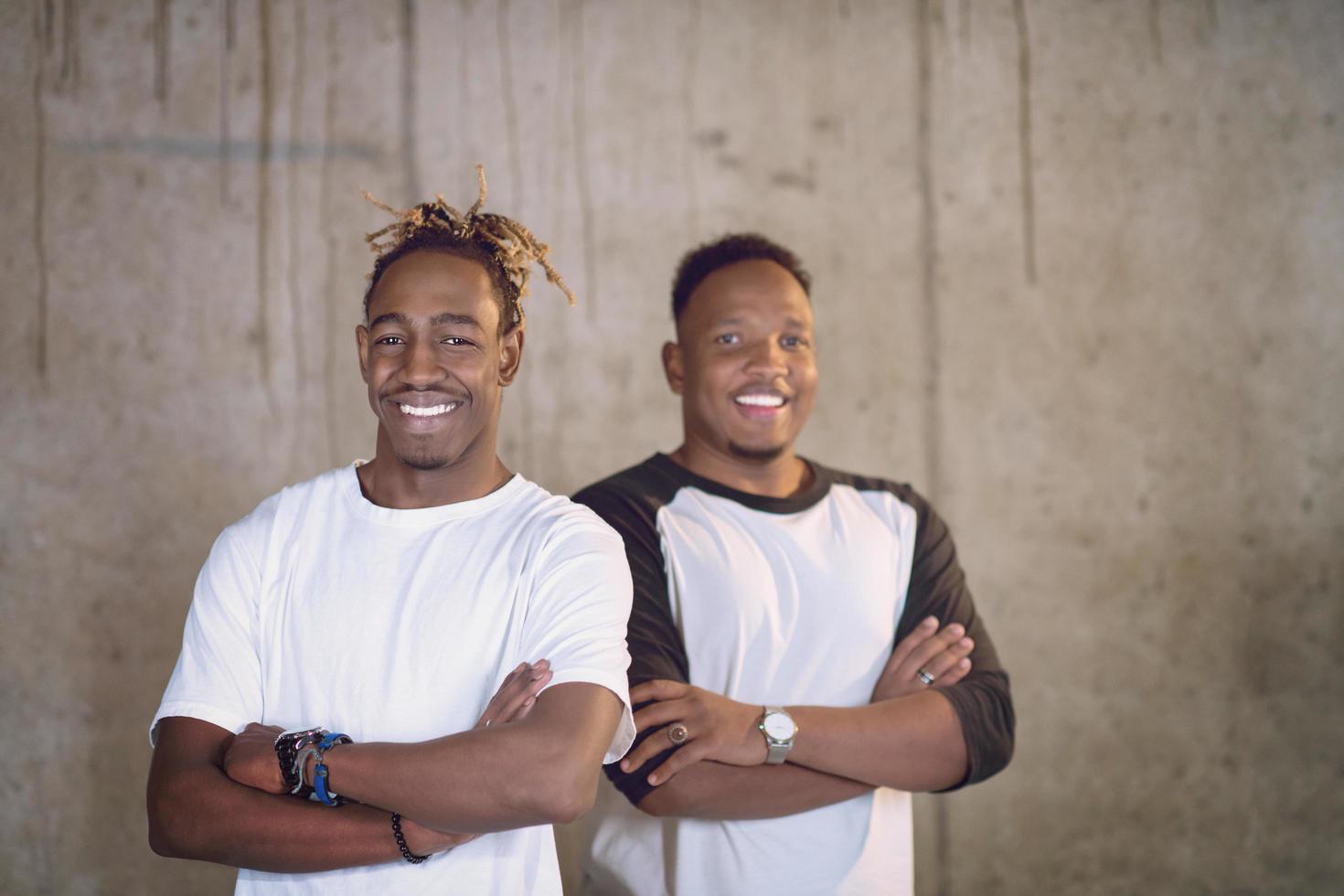 portret van twee zwart zakenlieden in voorkant van een beton muur foto