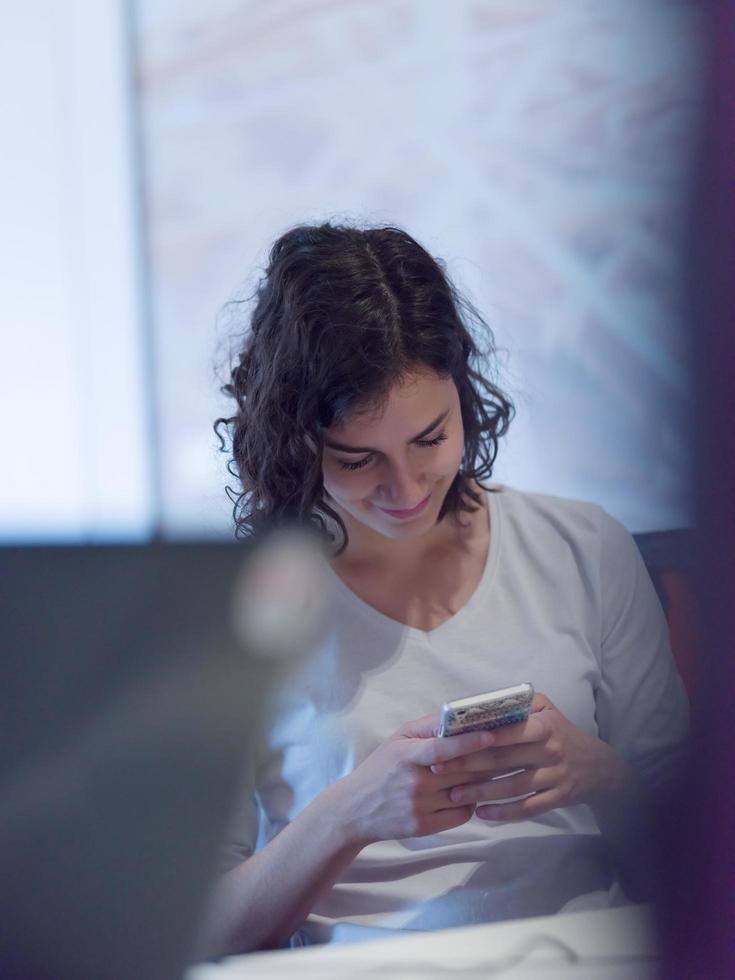 zakenvrouw typen Aan telefoon in kantoor foto