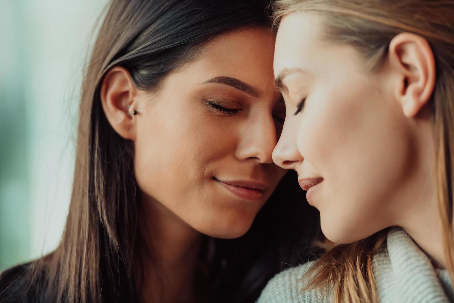 verschillend vrienden meisjes lesbienne paar knuffelen. elegant koel generatie z Dames dating in liefde genieten romantisch relaties foto