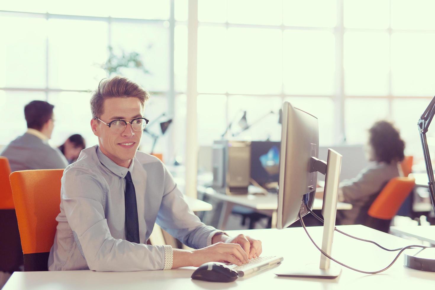 zakenman werken gebruik makend van een computer in opstarten kantoor foto