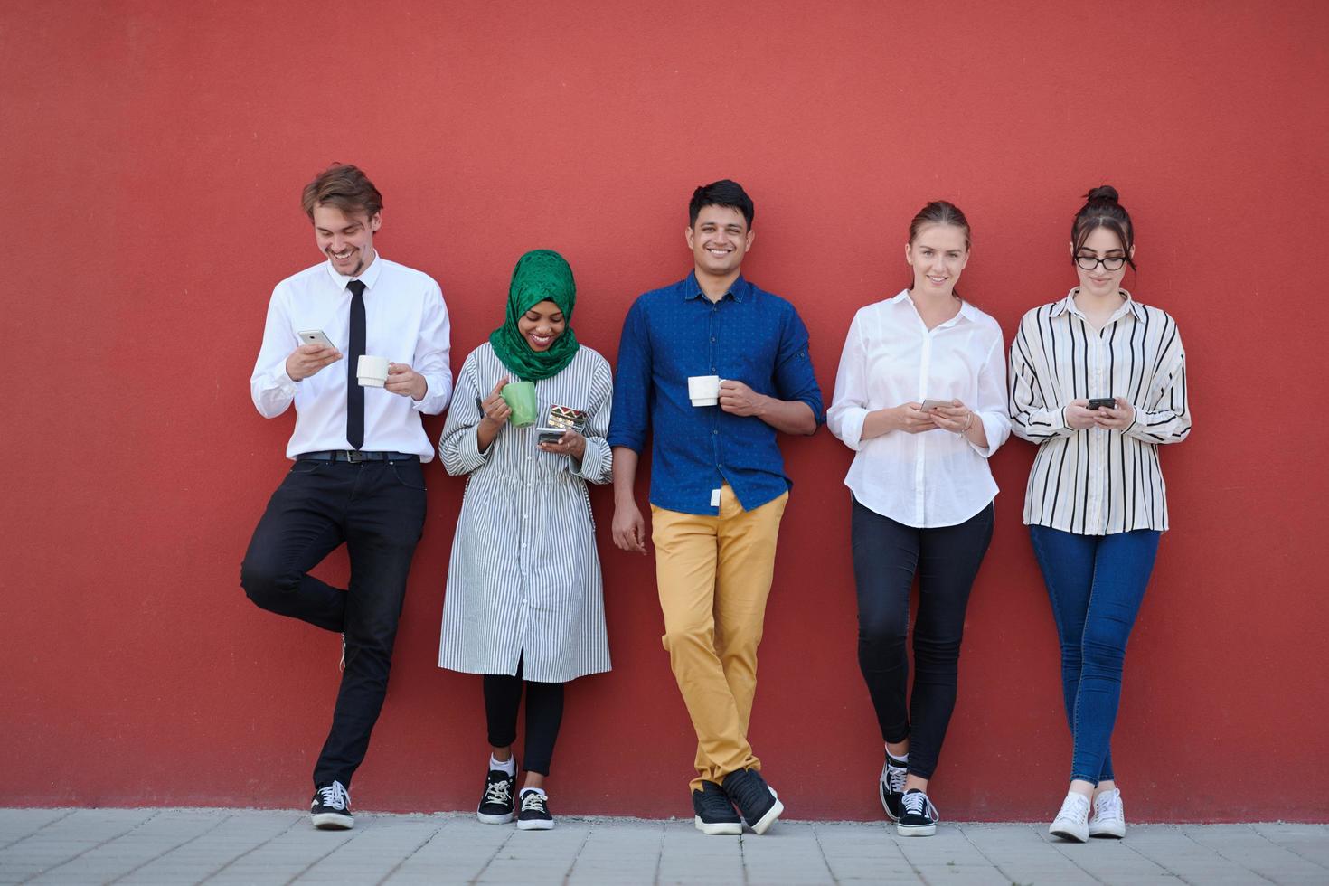 multi-etnisch groep van gewoontjes bedrijf mensen gedurende koffie breken foto