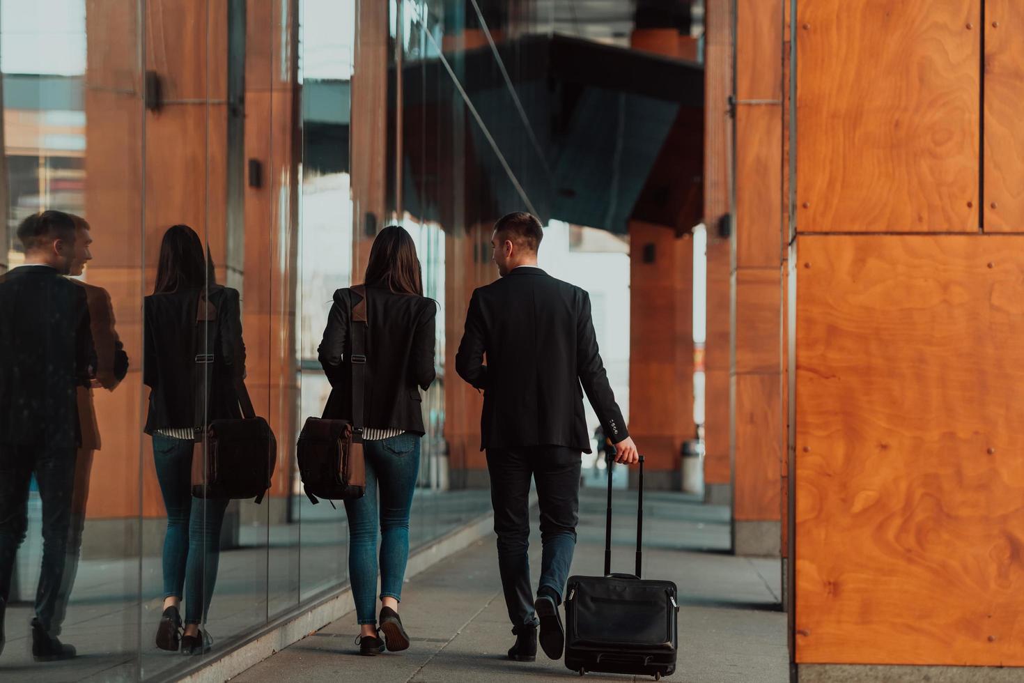 bedrijf Mens en bedrijf vrouw pratend en Holding bagage op reis Aan een bedrijf reis, draag- vers koffie in hun handen.zaken concept foto