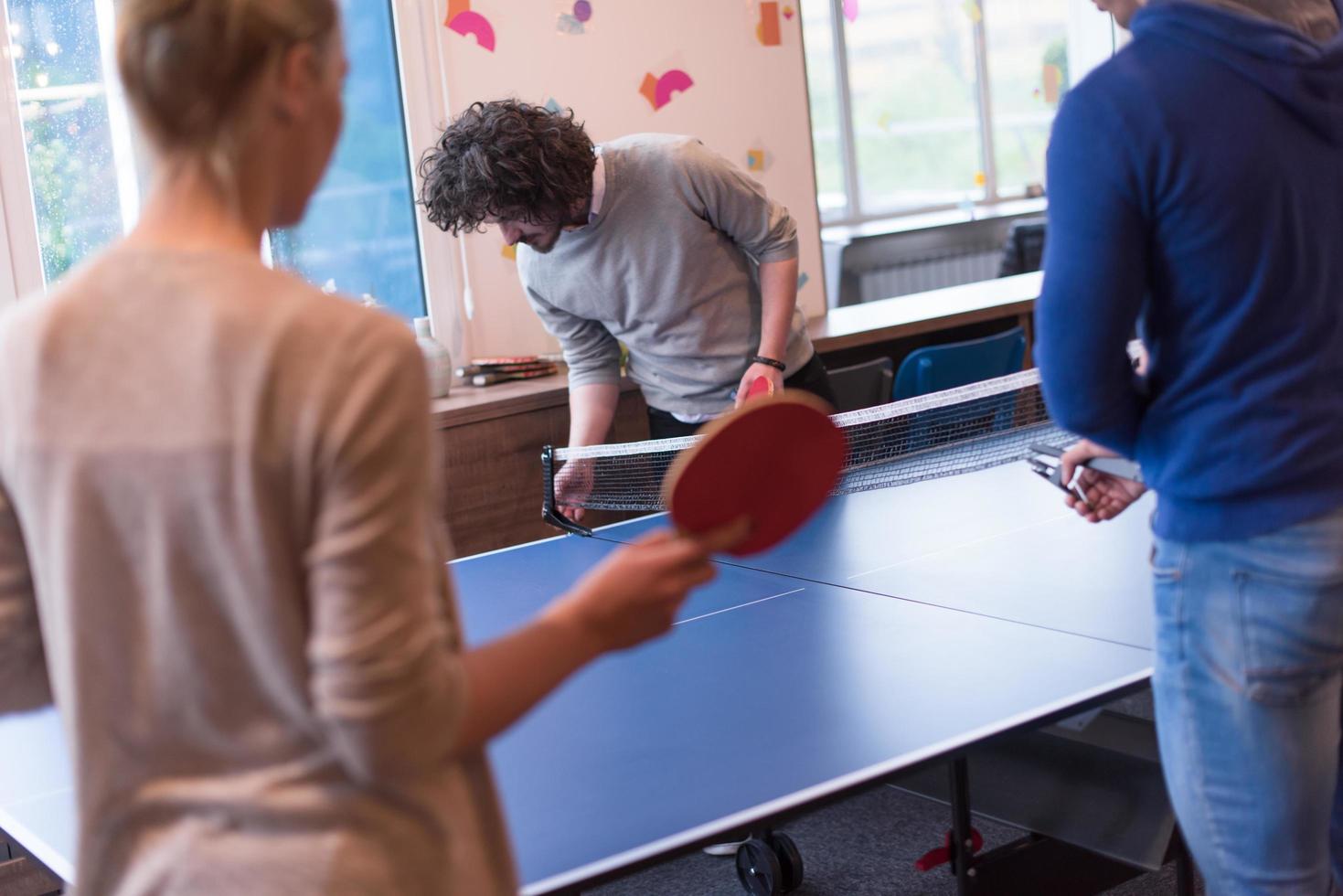 opstarten bedrijf team spelen ping pong tennis foto