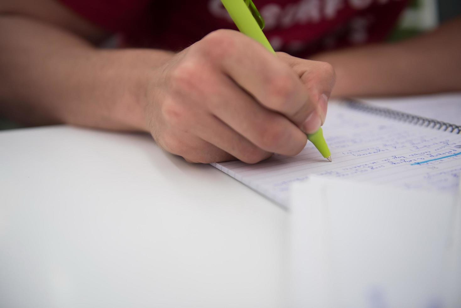 leerling hand- onderstrepen een document foto