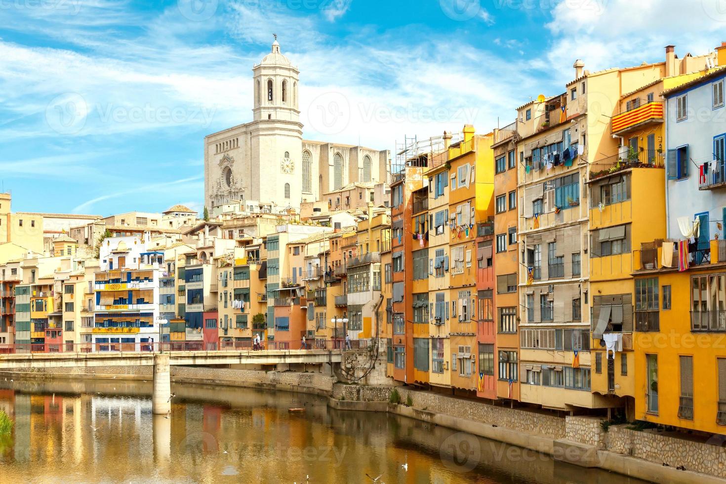 Girona. veelkleurige gevels van huizen aan de rivier de Onyar foto