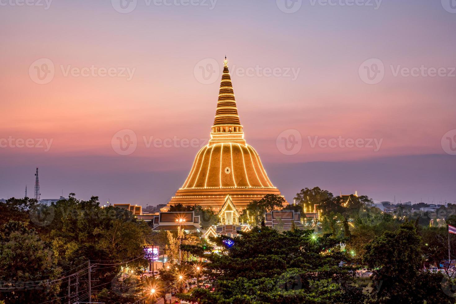 zonsondergang bij phra pathom chedi nakhon pathom provincie, thailand foto