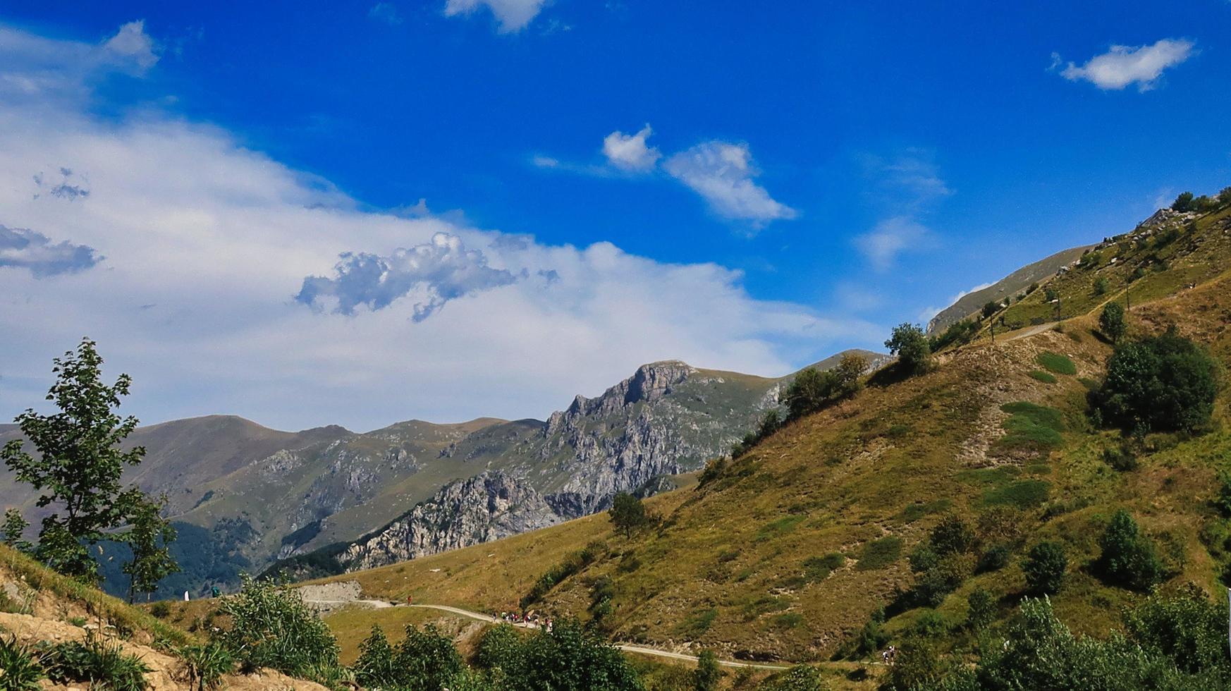 mooi keer bekeken van de bergen van limone piemonte, in de piemontese maritiem Alpen, gedurende een trekking in augustus van de zomer van 2022 foto