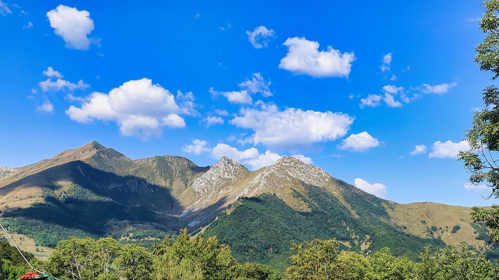 mooi keer bekeken van de bergen van limone piemonte, in de piemontese maritiem Alpen, gedurende een trekking in augustus van de zomer van 2022 foto