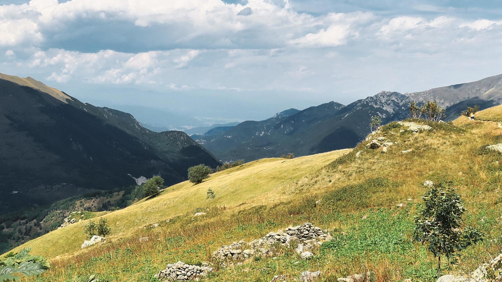 mooi keer bekeken van de bergen van limone piemonte, in de piemontese maritiem Alpen, gedurende een trekking in augustus van de zomer van 2022 foto