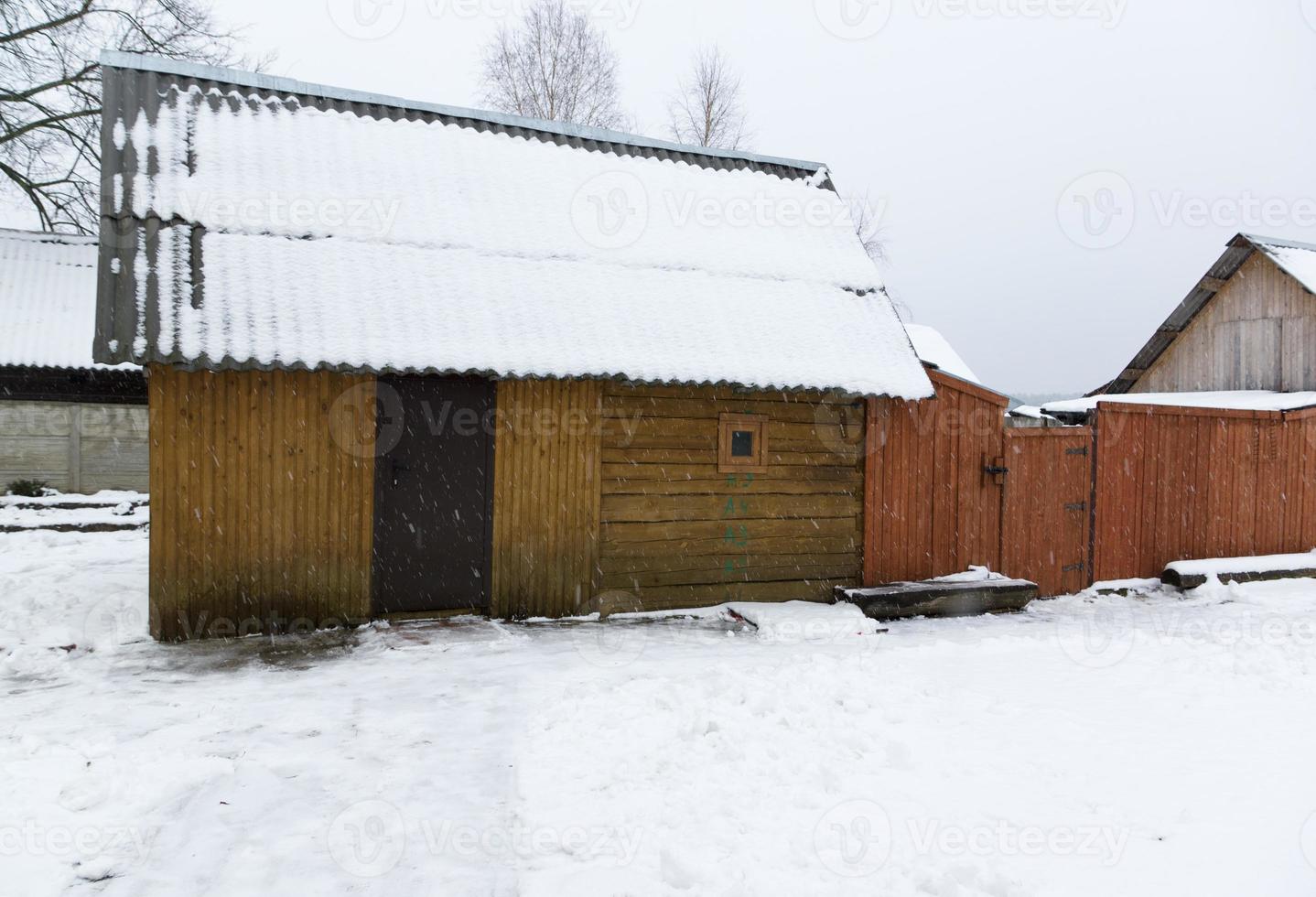 houten constructies onder de sneeuw foto