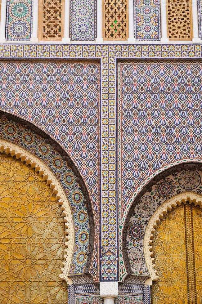 grote gouden deuren van het koninklijk paleis in fez, marokko. foto