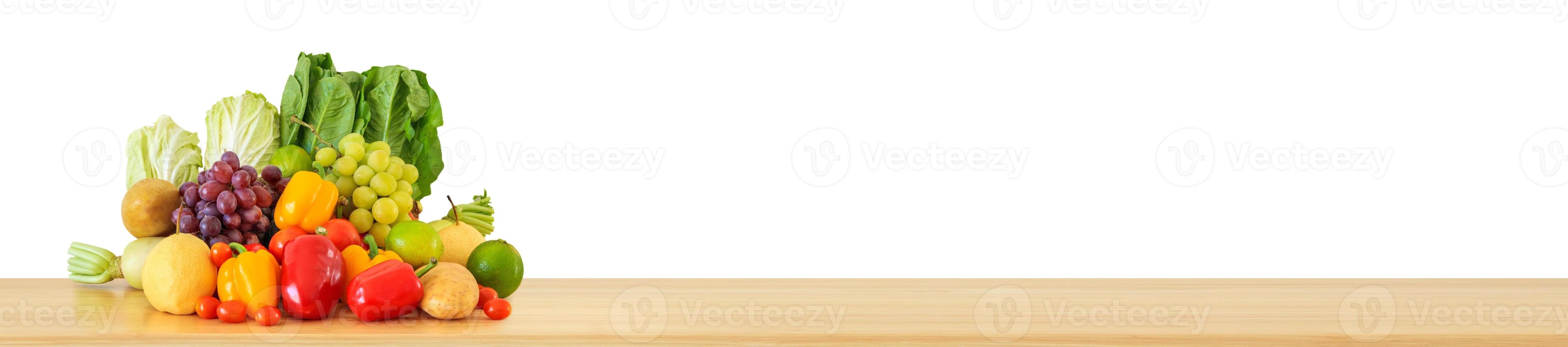 vers fruit en groenten kruidenier Product Aan hout tafel geïsoleerd Aan wit achtergrond foto
