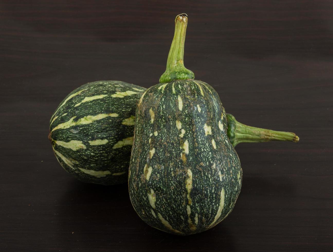 groen pompoen Aan houten achtergrond foto