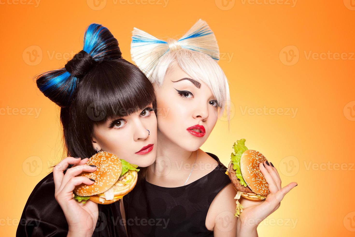 twee meisjes met hamburgers foto