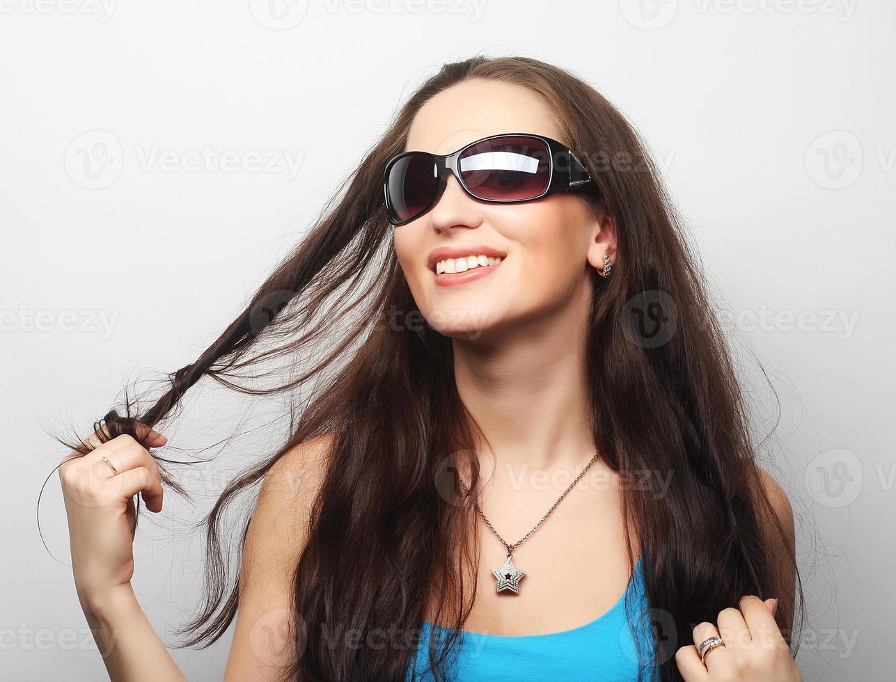 jonge verrast vrouw draagt een zonnebril. foto