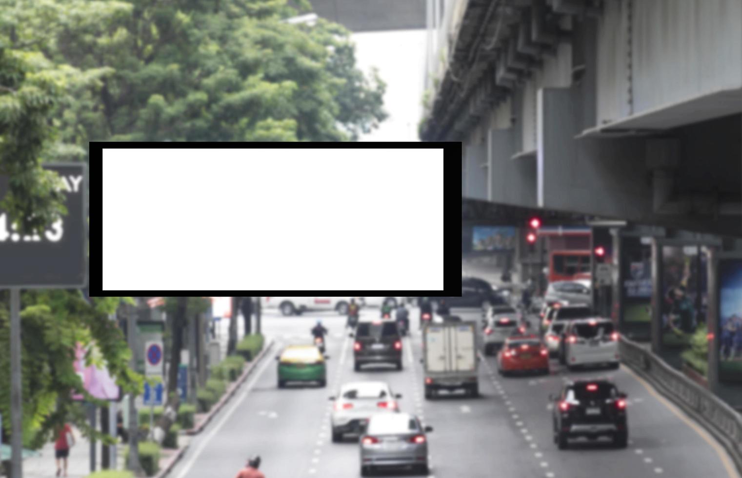 LED Scherm weg teken met bespotten omhoog wit scherm Aan snelweg weg en knipsel pad foto