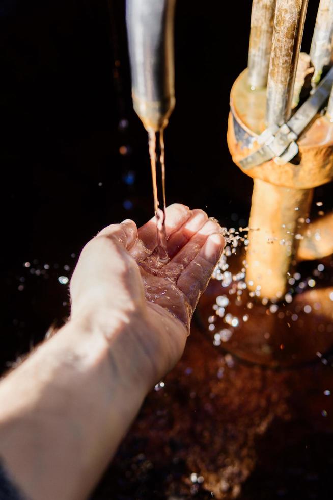 water dat op iemands hand spettert foto