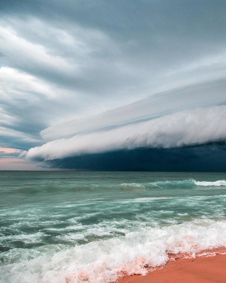 storm beweegt over oceaan foto