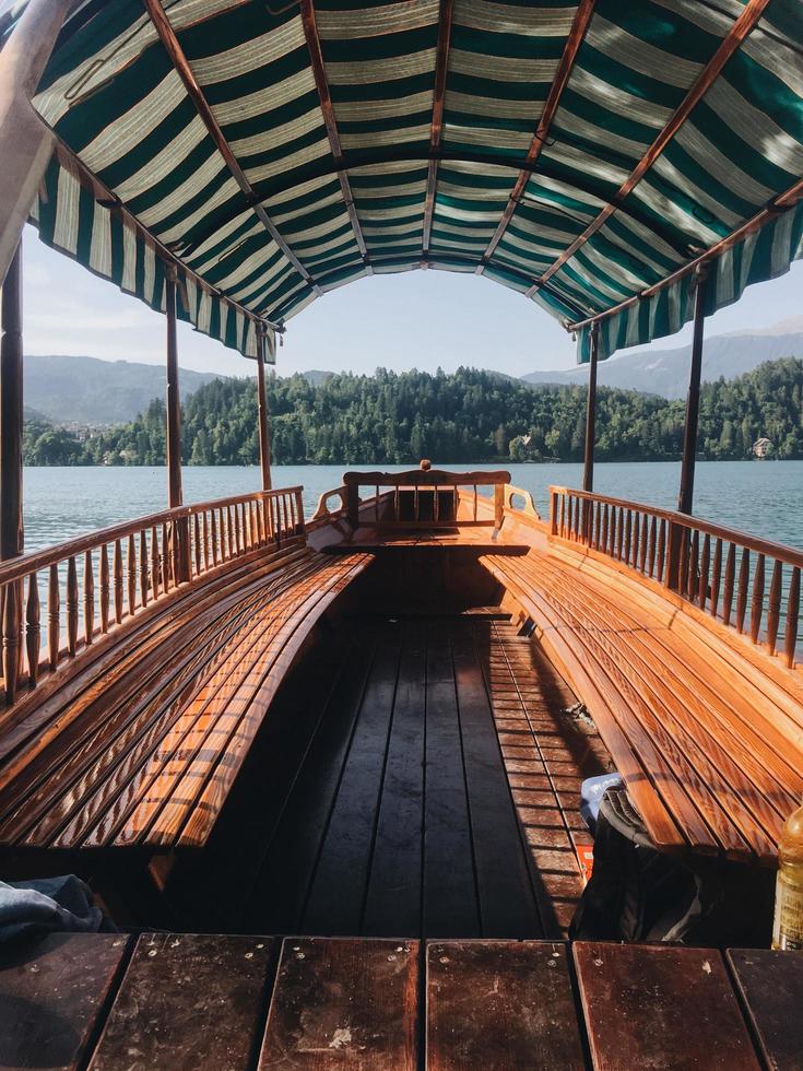 houten bankje op de boot foto
