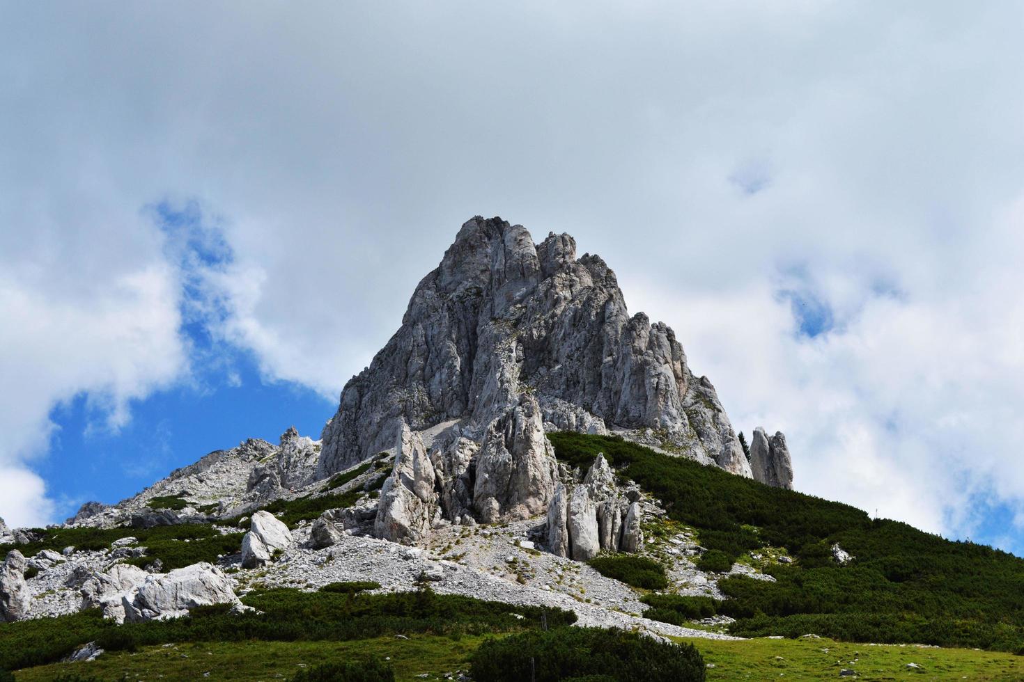 kijken naar bergen en wolken foto