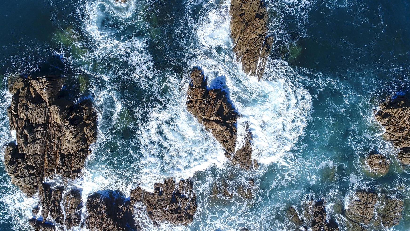 oceaangolven die tegen rotsen beuken foto