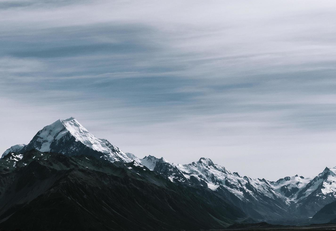 met sneeuw bedekte bergketen foto