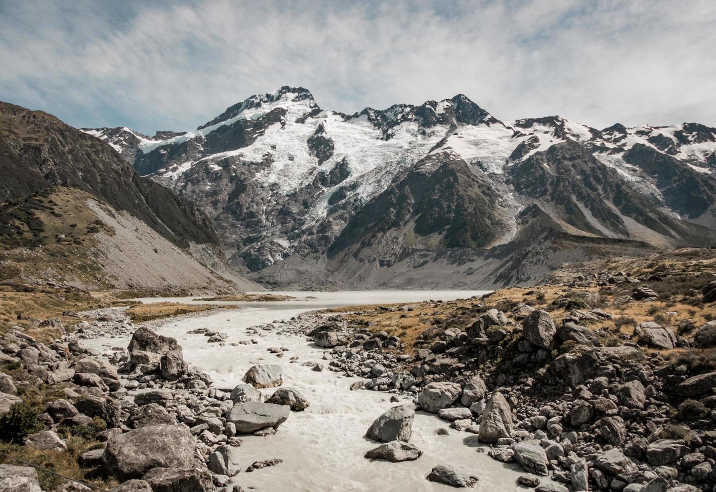 rotsachtige weg naar de berg foto