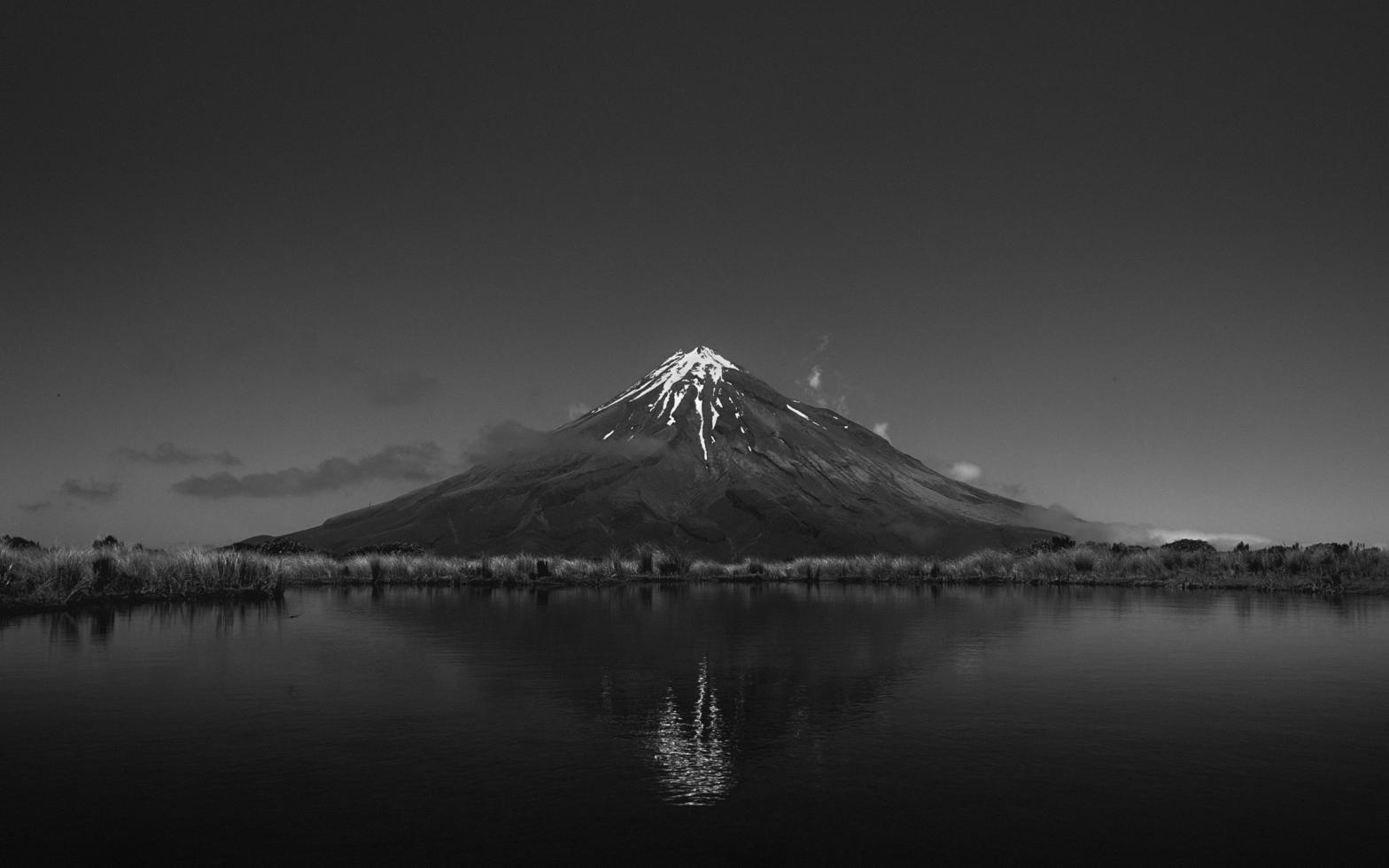 grijswaardenfoto van vulkaan foto