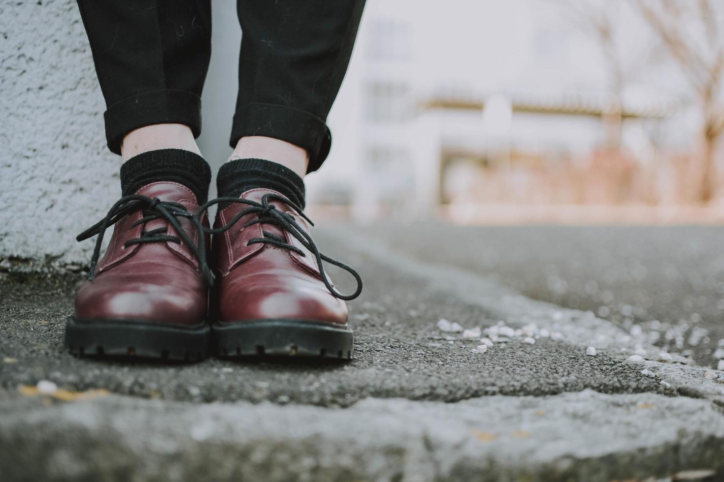 close-up van de persoon die leren schoenen draagt foto