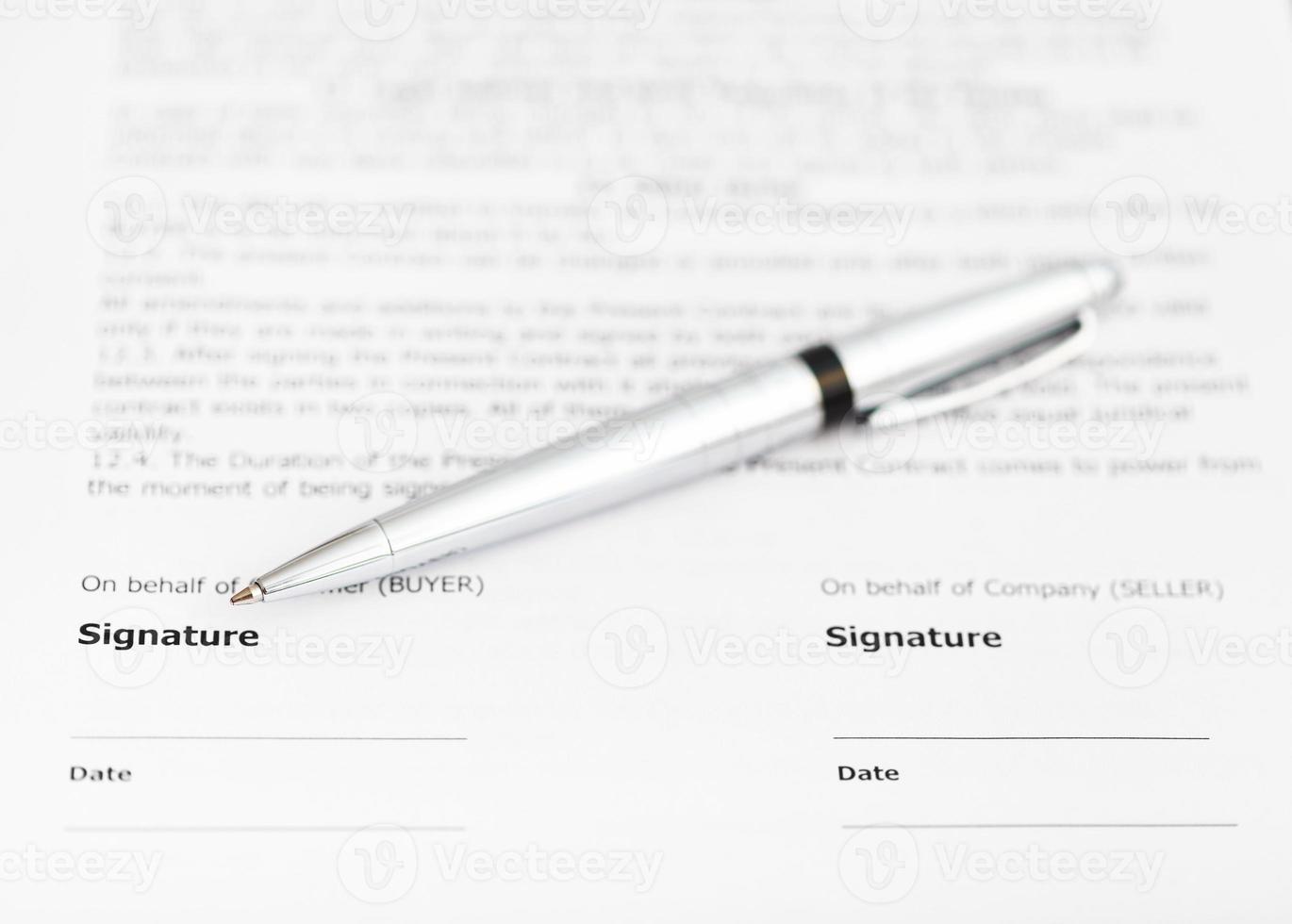 zilver pen Aan handtekening bladzijde van contract foto