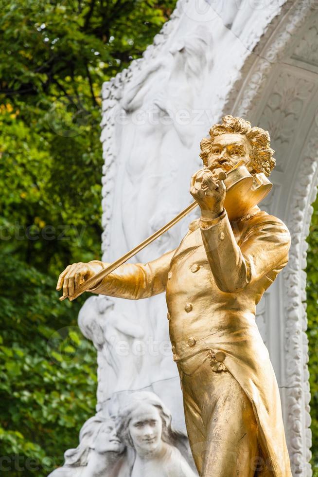 standbeeld Johann strauss zoon dichtbij omhoog in stadspark foto