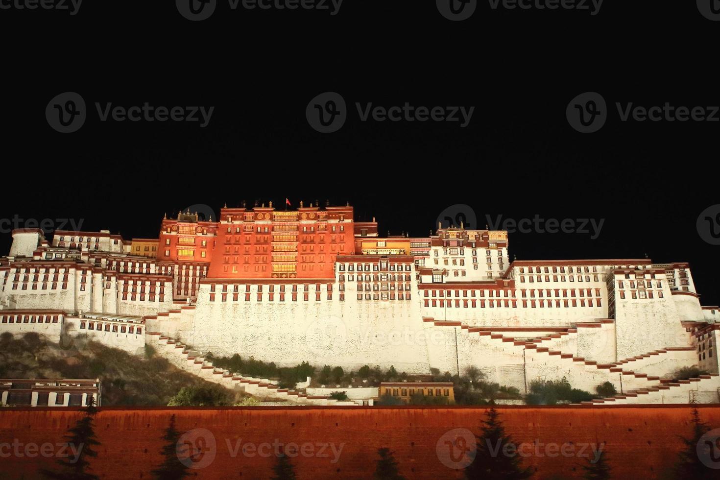 het potala-paleis en de omliggende muur 's nachts. lhasa-tibet-china. 1150 foto