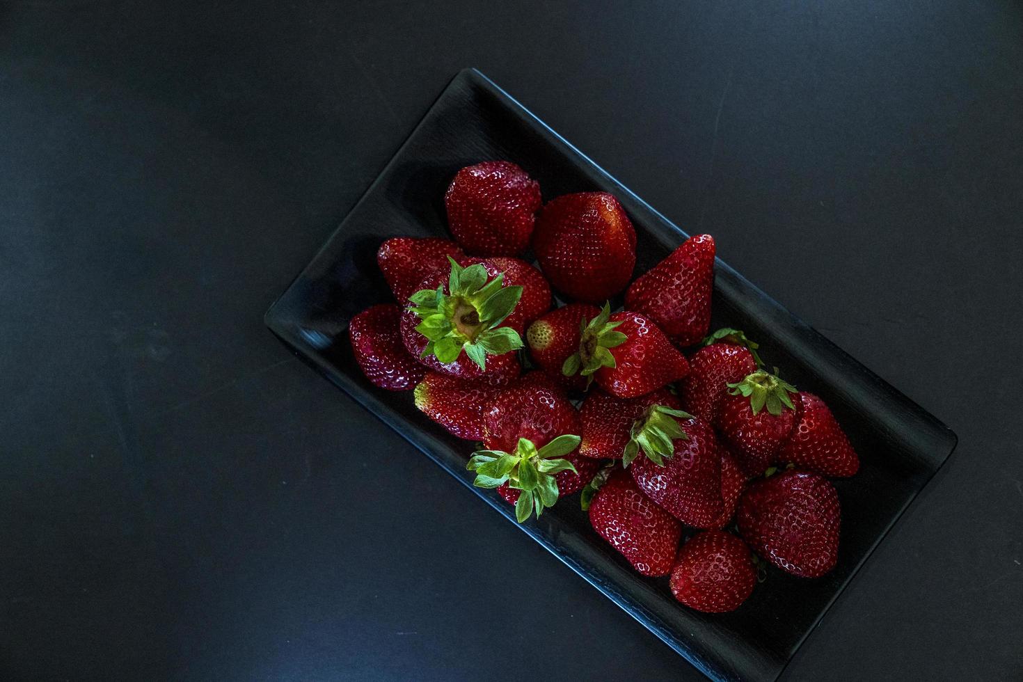 aardbeien in zwarte container foto