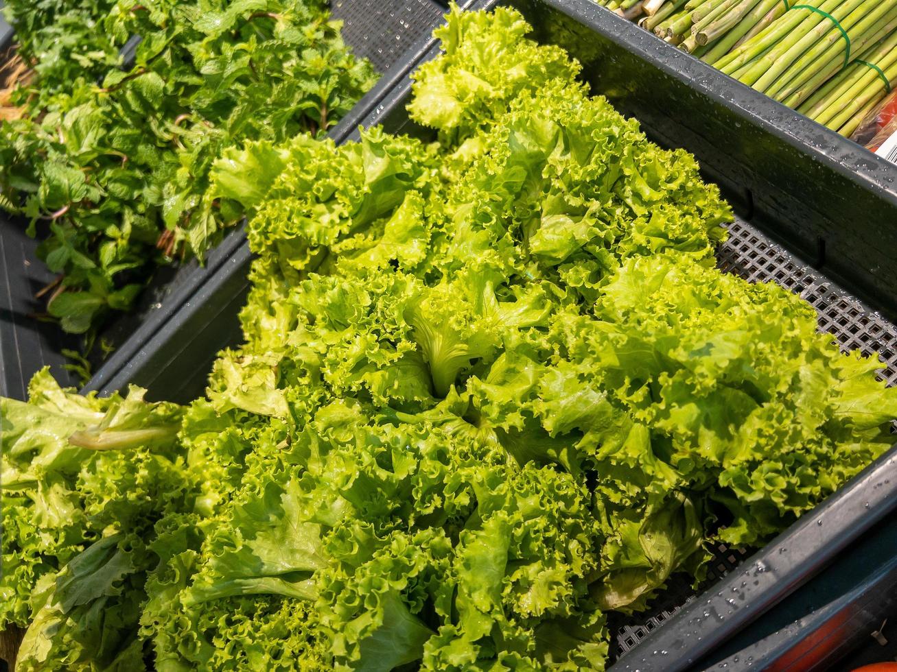 vers biologisch groenten en fruit Aan plank in supermarkt, boeren markt. gezond voedsel markt concept foto