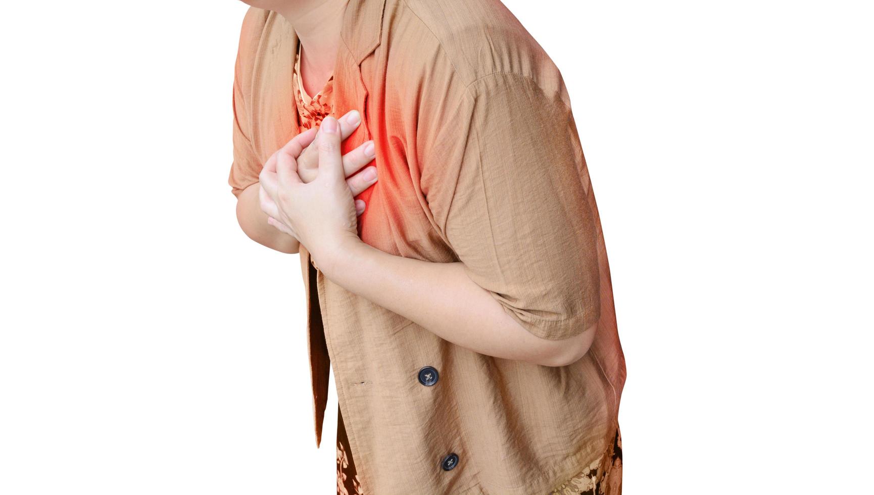 een vrouw Holding haar hand- Aan haar borst is hebben een hart aanval. geïsoleerd Aan een wit achtergrond foto