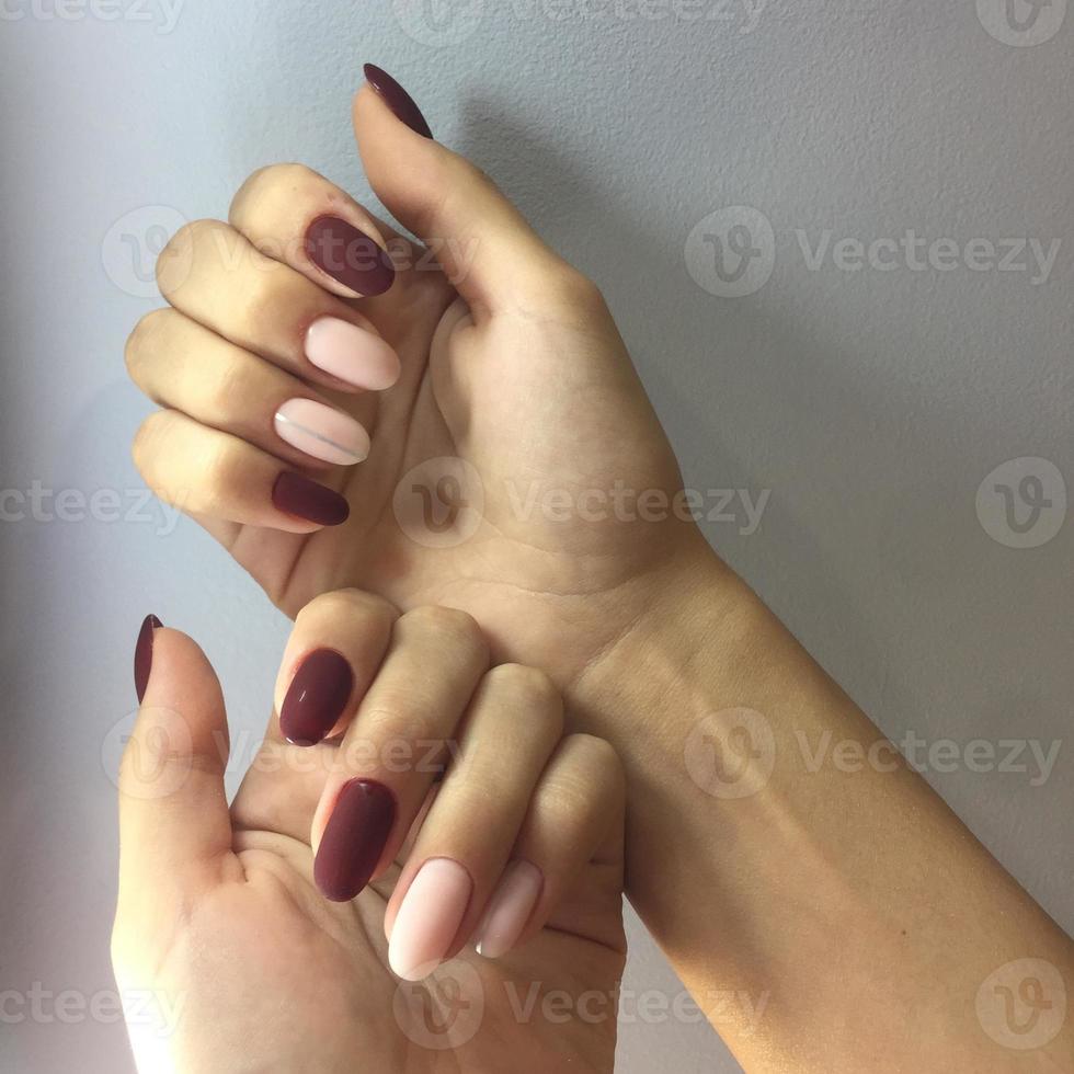 manicure van verschillend kleuren Aan nagels. vrouw manicure Aan de hand- Aan grijs achtergrond foto