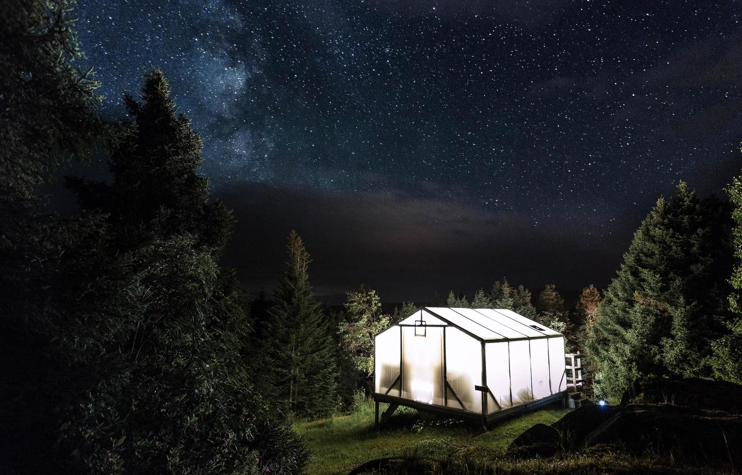 verlichte kampschuilplaats onder de sterrenhemel foto