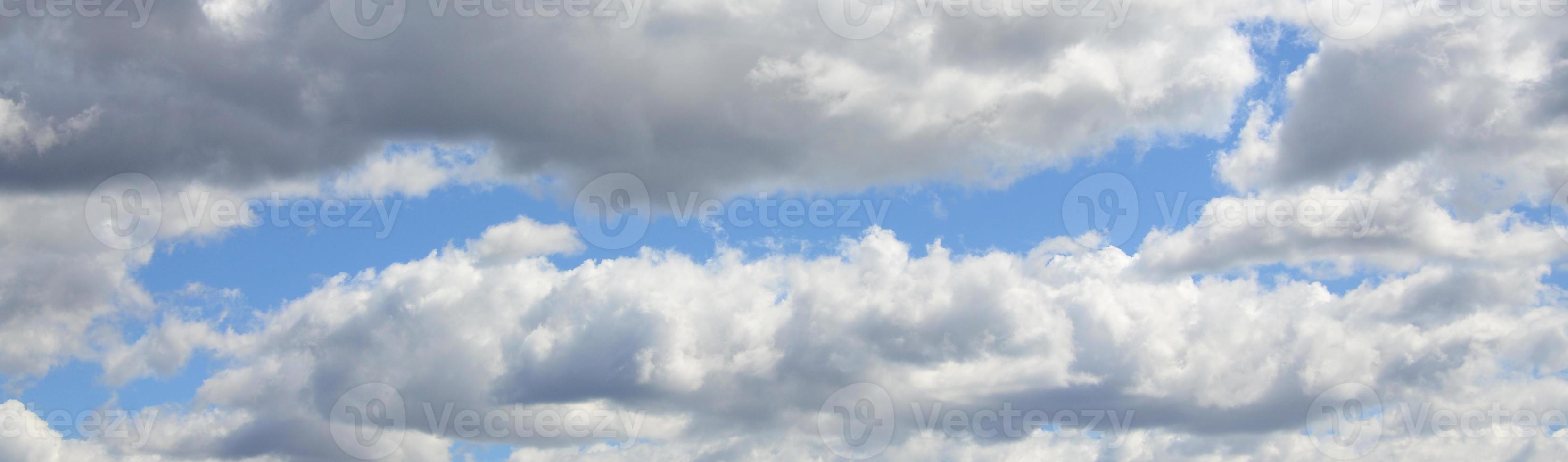 een blauw lucht met veel van wit wolken van verschillend maten foto