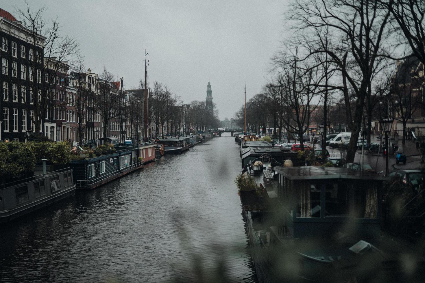 boot op de rivier in de buurt van gebouwen foto