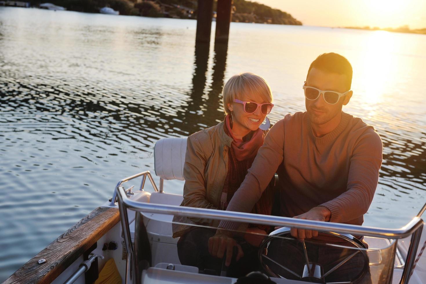 paar in liefde hebben romantisch tijd Aan boot foto