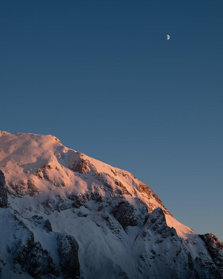 besneeuwde bergfoto foto