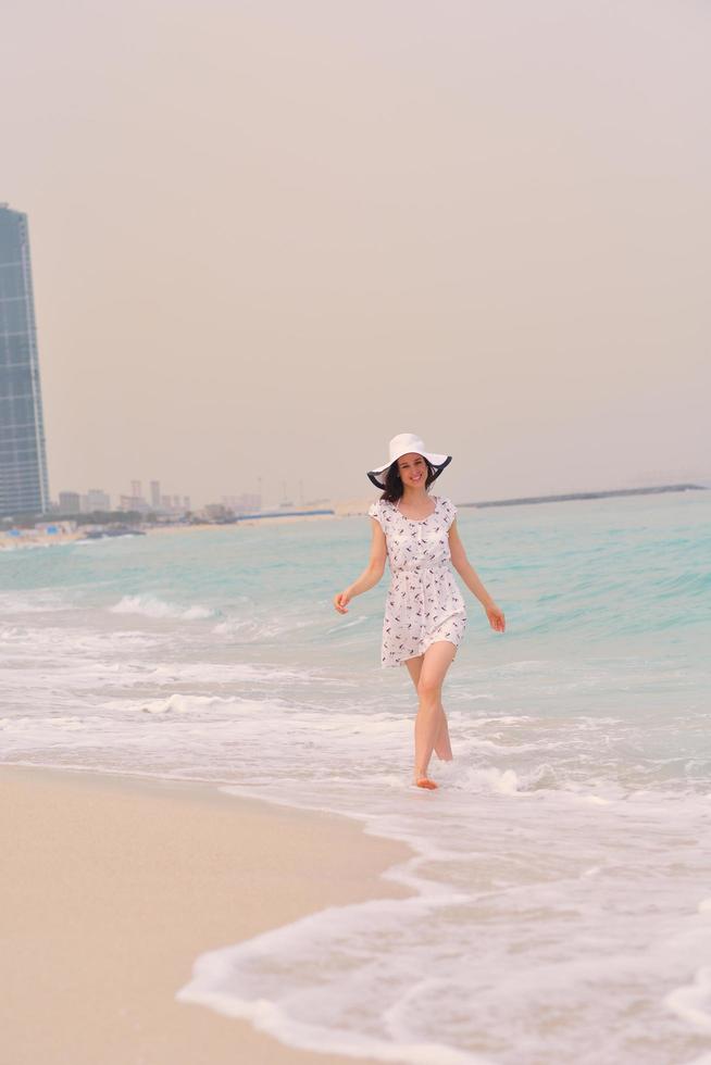 gelukkig mooi vrouw genieten van zomer vakantie foto