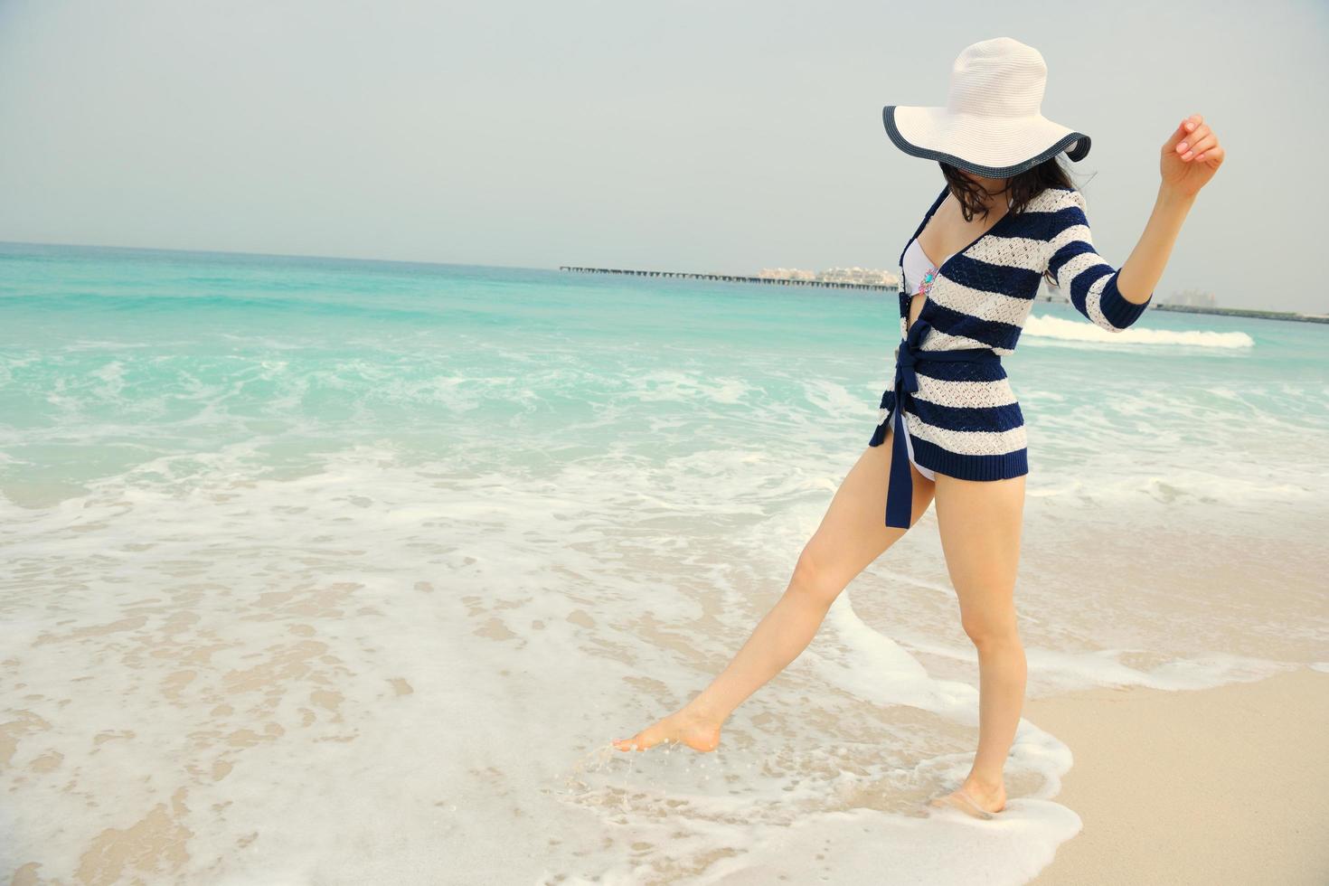 gelukkig mooi vrouw genieten van zomer vakantie foto