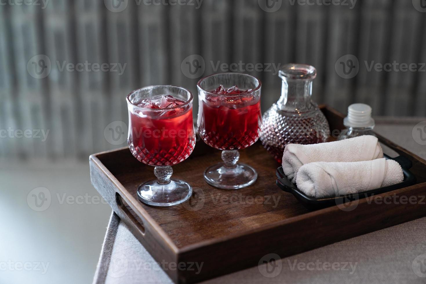 Welkom drinken rood mocktail en wit handdoek geserveerd Aan houten dienblad. foto