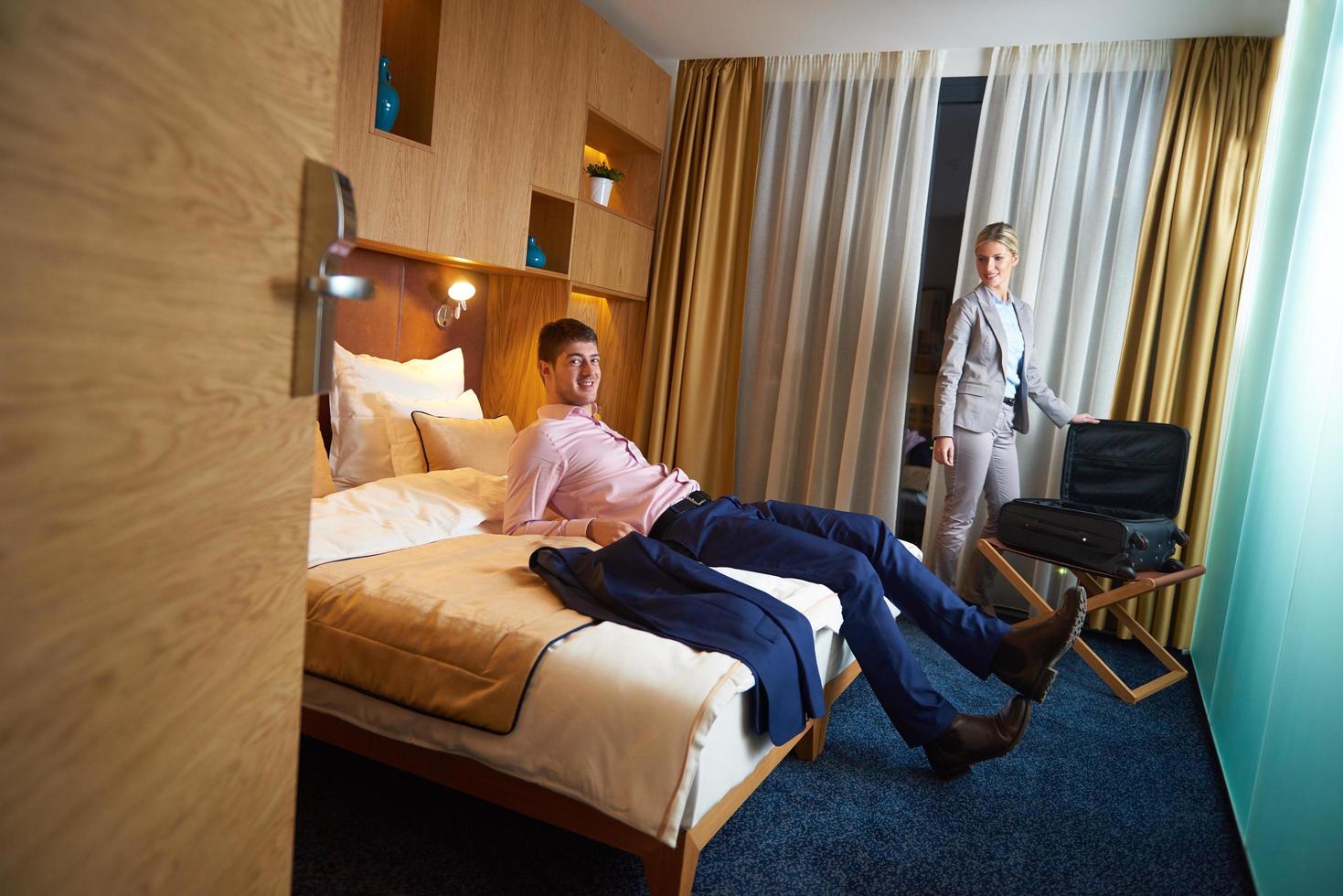 jong paar in modern hotel kamer foto