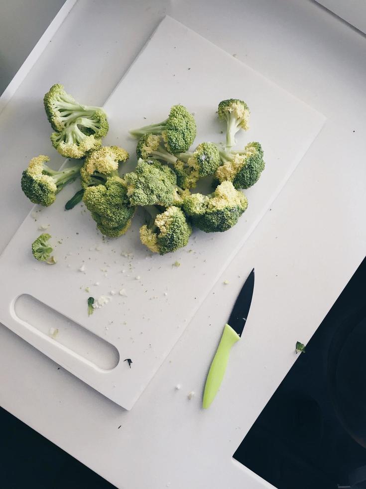 bovenaanzicht van gesneden broccoli foto
