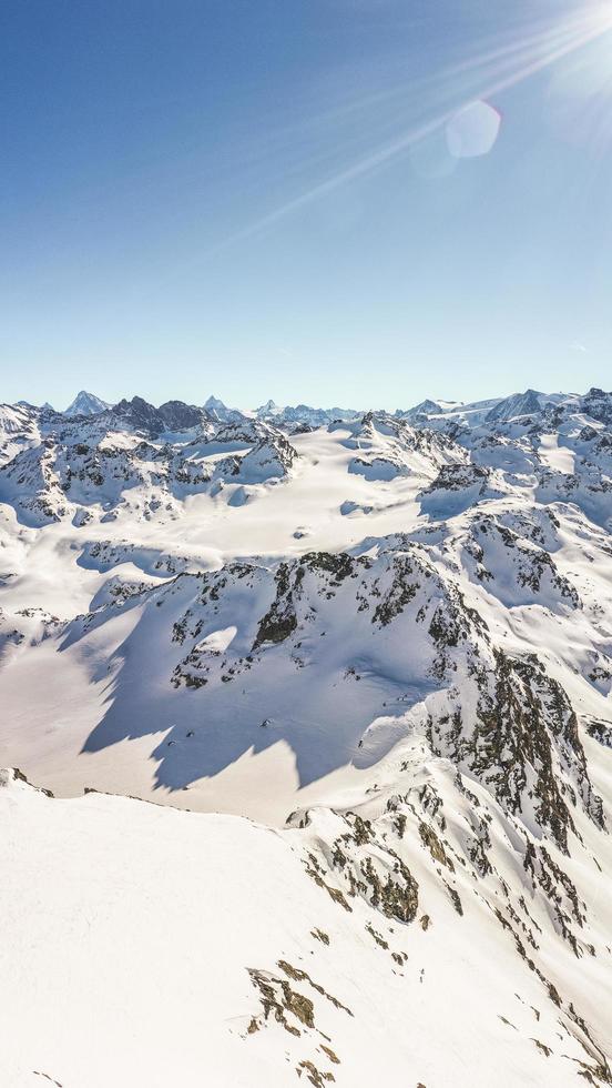 berg vallende sneeuw foto